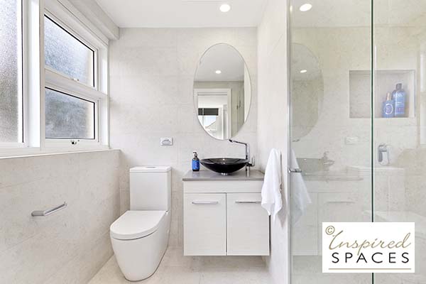 white ensuite design showing measurements for mirror above floating vanity